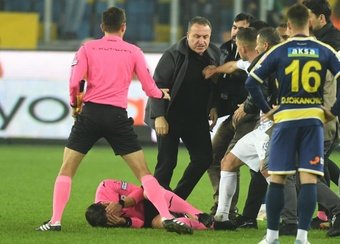Halil Umut Meler, el árbitro que se llevó un puñetazo del presidente del MK Ankaragücü, aseguró abiertamente ante el diario 'Hurriyet' que nunca perdonará lo que le hicieron tras el partido contra el Rizespor. 