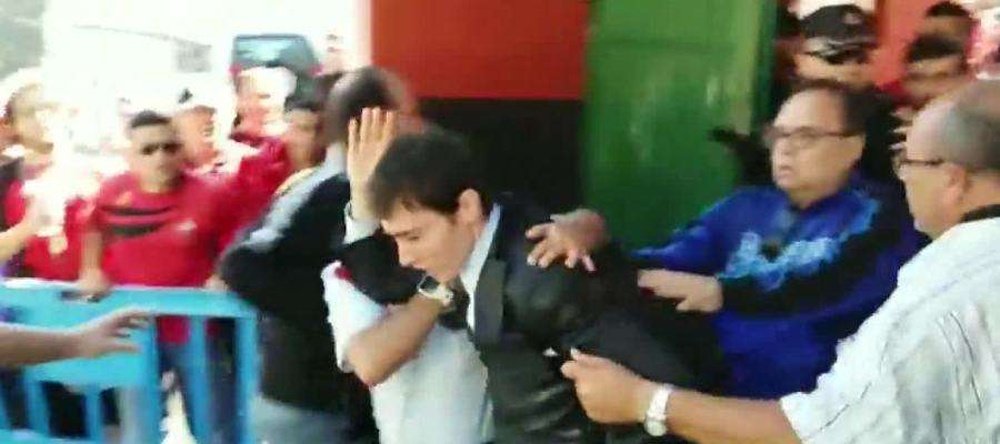 El árbitro valenciano Fernando Navarro Collados, a la salida del estadio del Mensajero, el Silvestre Carrillo, en el momento de ser agredido. Twitter