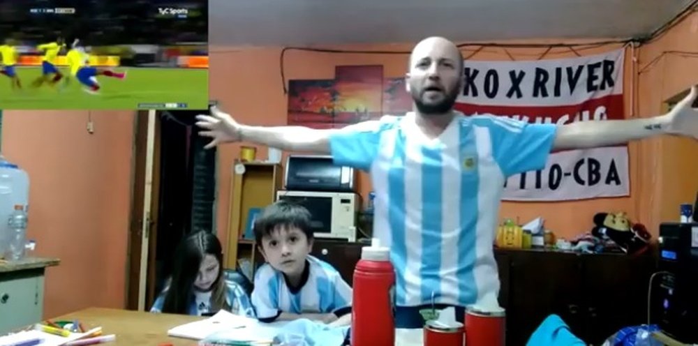 El argentino enloqueció con los goles de Leo Messi. YouTube