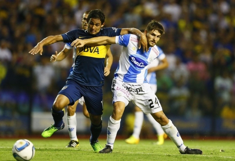 El argentino Marcelo Meli disputa un balón para Boca Juniors, en un partido de la Liga Argentina. BocaJuniors
