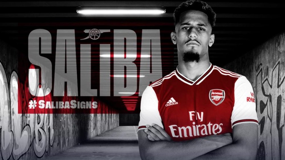 El Arsenal anunció el fichaje de Saliba. Arsenal