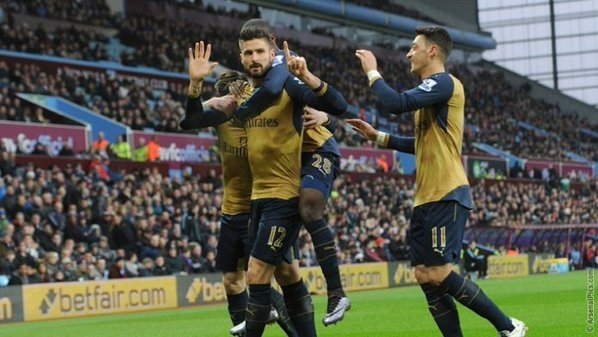 El Arsenal celebra uno de sus goles contra el Aston Villa. Twitter