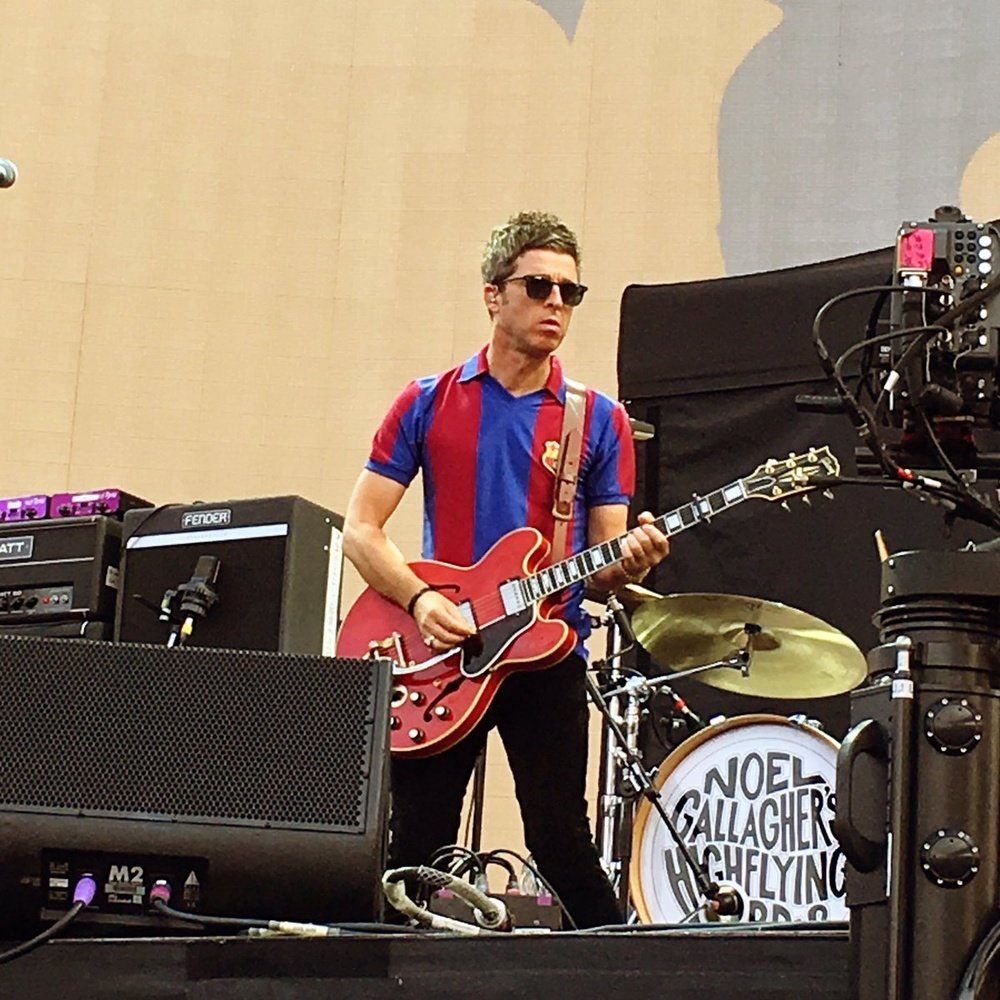 El artista británico Noel Gallagher, con la camiseta del Barça en un concierto en Montjuic. Twitter