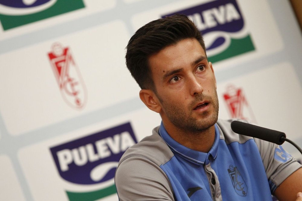 El atacante Alberto Bueno, uno de los últimos fichajes del Granada, durante una rueda de prensa. GranadaCF