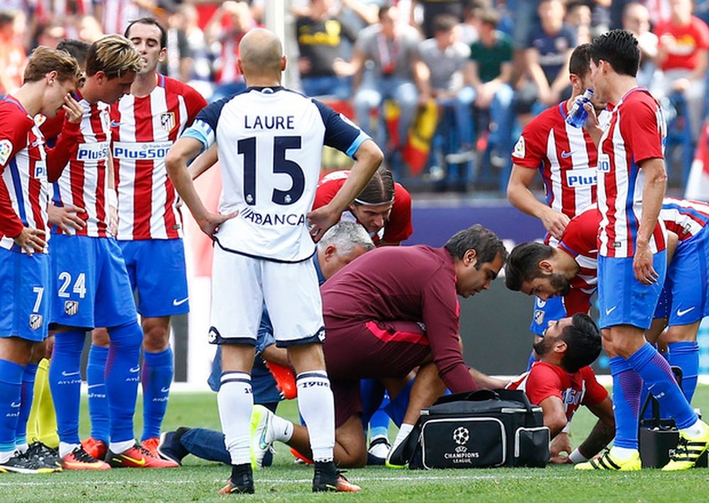 Augusto volvió a lesionarse la rodilla, esta vez ante el Depor. ClubAtleticoDeMadrid