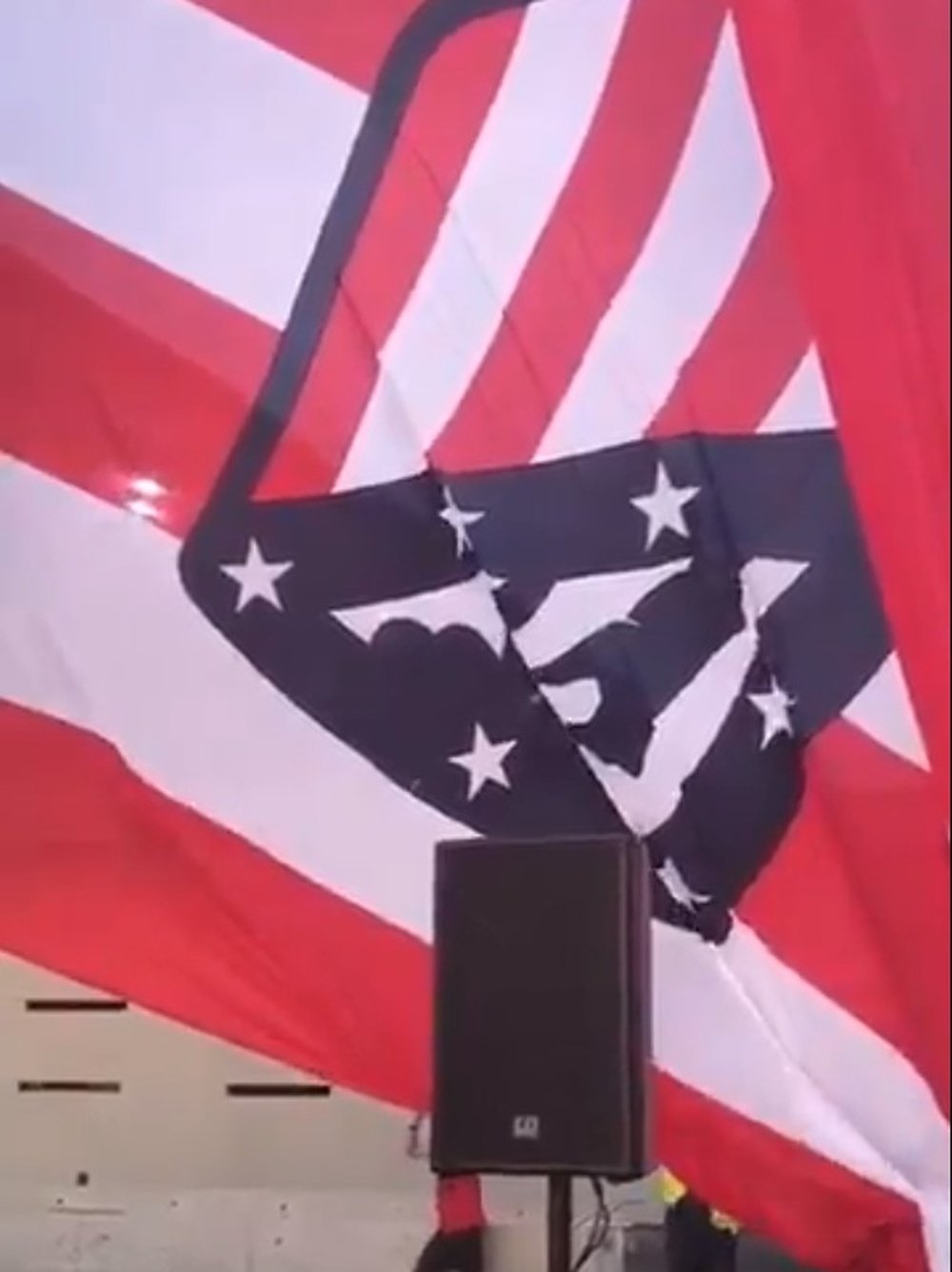 El Atlético colocó una bandera al revés en la inauguración del Metropolitano. Twitter