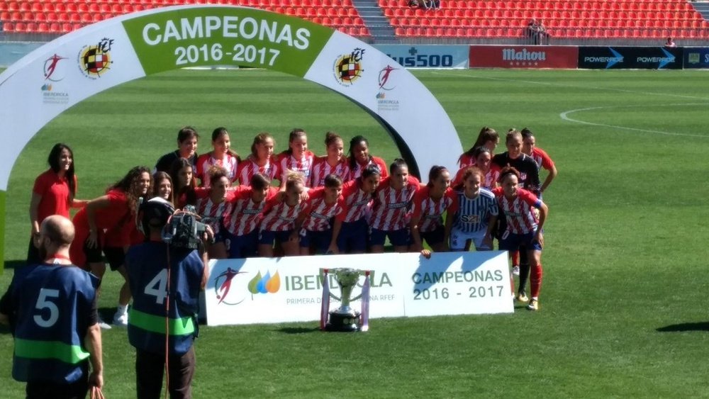 El Atleti Femenino posa con el trofeo de la Liga Iberdrola. LaGradonaATM/Twitter