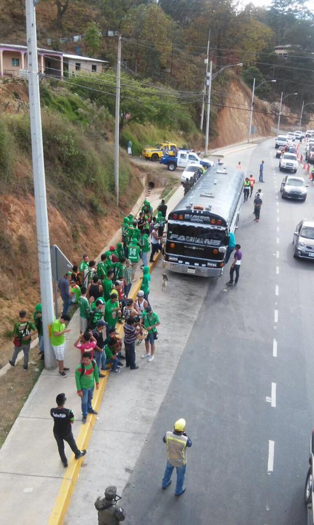 El autobús atacado trasladaba a 50 jóvenes ultras de Marathón al partido contra Motagua. Twitter.