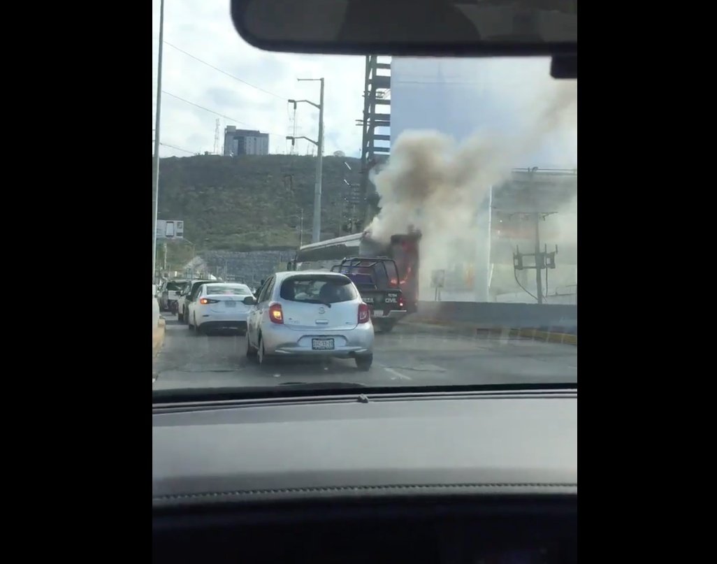¡Increíble! El autobús de Necaxa se incendia en plena calle