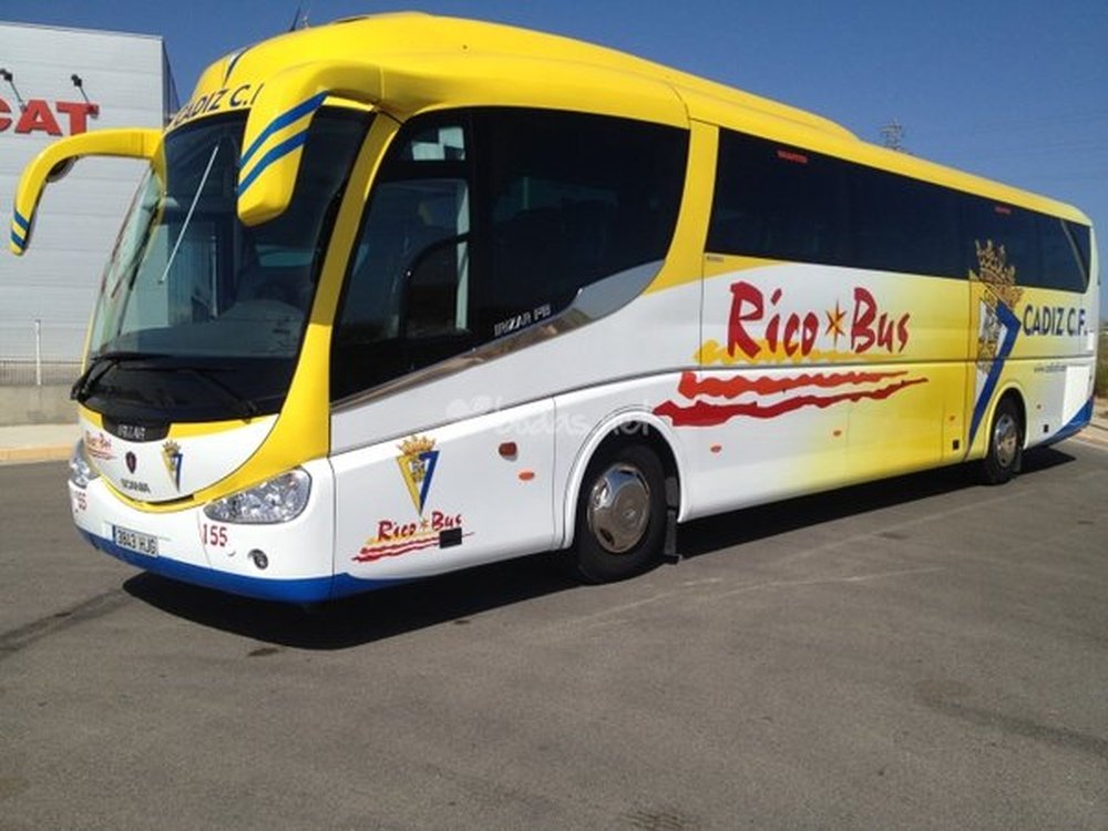 El autobús del Cádiz, con el que viajarán hasta Vigo para jugar el partido de Copa. Twitter