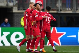 El AZ Alkmaar volverá a disputar unas semifinales europea 20 años después tras vencer 2-0 al Anderlecht y superar a los belgas en la tanda de penaltis. Los neerlandeses vivieron una tarde épica, ya que en la ida cayeron por dos goles en el Constant Vanden Stock.
