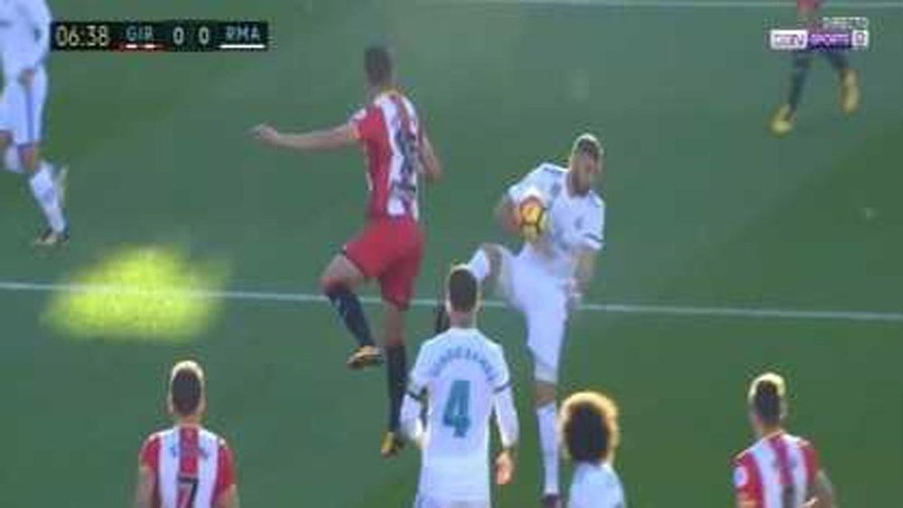 El Girona pidió penalti por esta acción. beINSports
