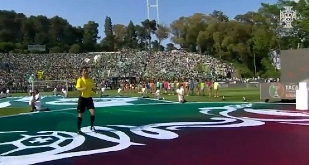 El árbitro de la final de la Copa de Portugal cogió el balón del aire. Captura