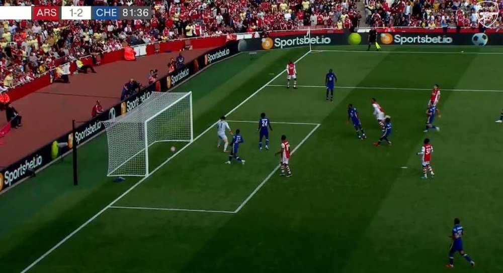 El balón pasó la línea de meta, pero el árbitro interpretó que no era gol. Captura/ArsenalFC