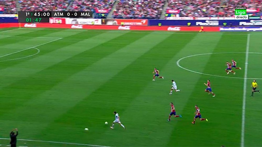 El banquillo del Atlético de Madrid lanzó un balón al campo y Simeone fue expulsado. Canal+
