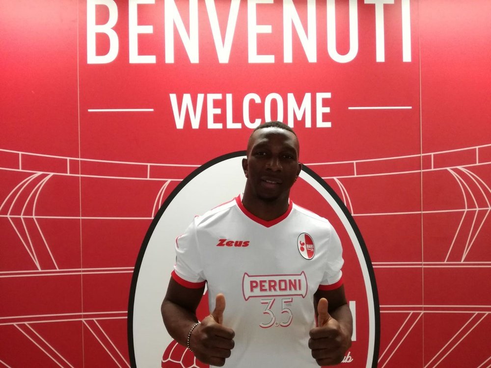 Diakité defenderá la camiseta del Bari hasta el final de temporada. Twitter/FCB1908