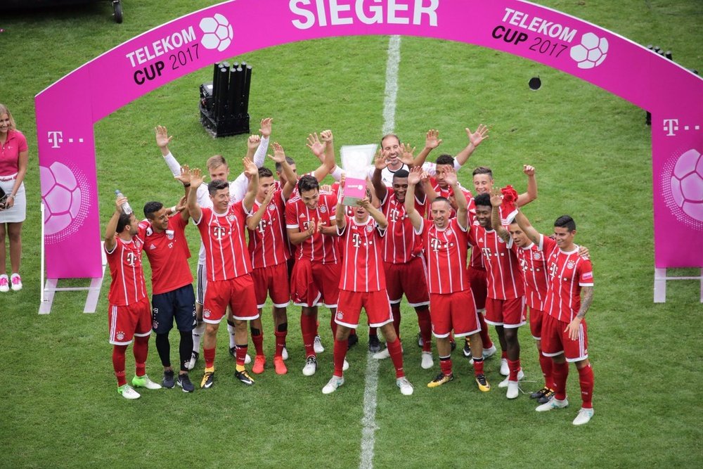 Le Bayern de Munich soulève la Telekom Cup. FCBayern
