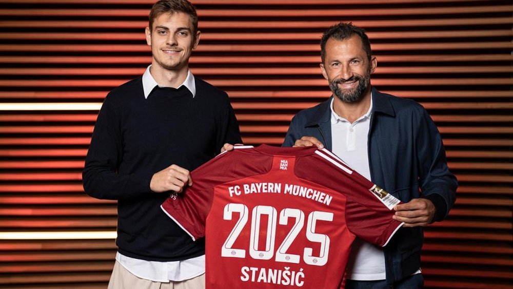 Josip Stanisic llegó a las categorías inferiores del Bayern en el curso 2017-18. Twitter/FCBayernES
