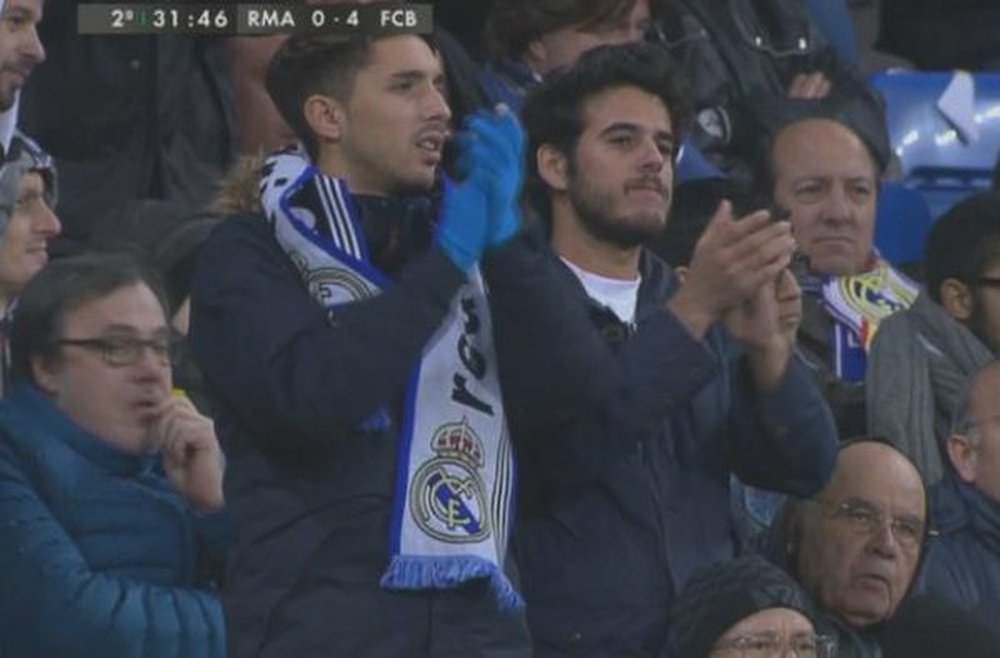 El Bernabéu aplaudiendo a Iniesta. Twitter.