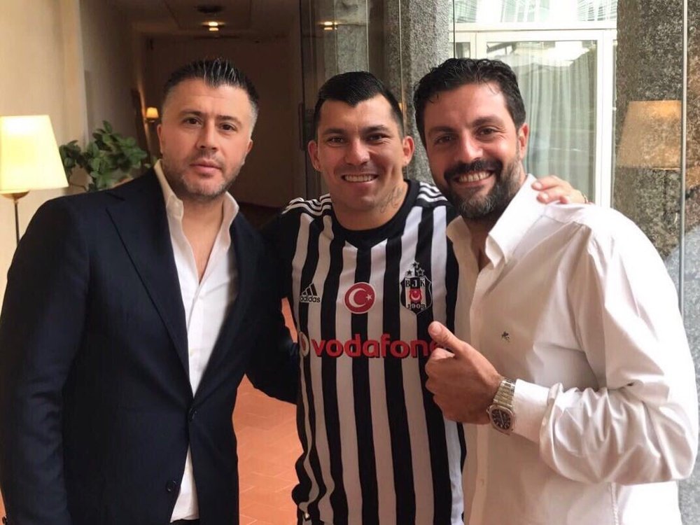 Besiktas appoint Medel as their new player