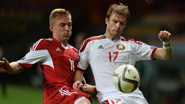 El bielorruso Nekhaychic (d) pelea un balón con Jans, en el Bielorrusia-Luxemburgo. Twitter