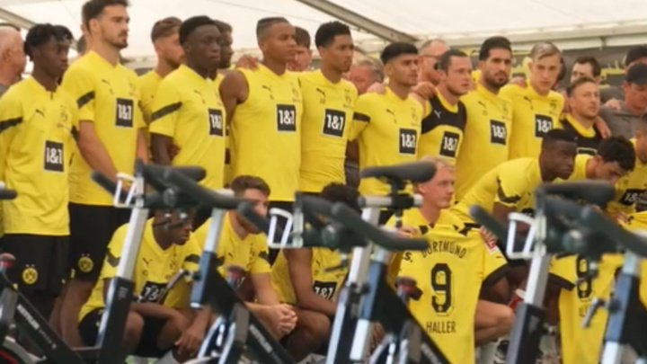 Todo el Borussia Dortmund, con Sébastien Haller. Captura/BVB