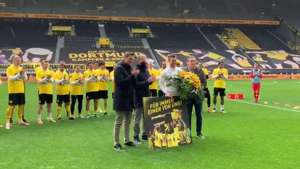 Piszczek jugó su último partido con el Borussia. Captura/Twitter/BVB