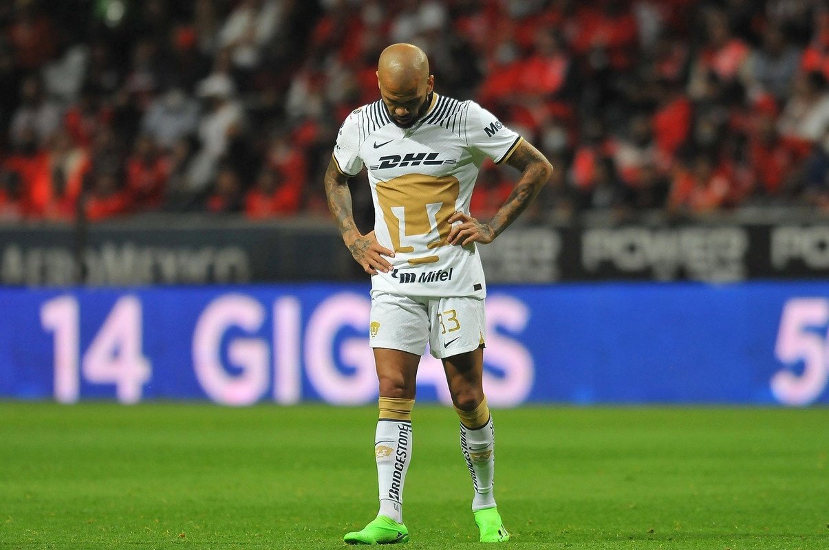 Pumas sue Dani Alves for breach of several clauses of his contract