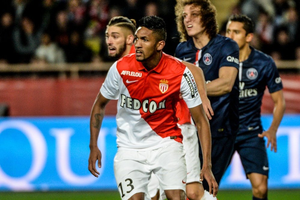 El brasileño Wallace, en un partido entre PSG y Mónaco, con David Luiz al fondo. ASMonaco