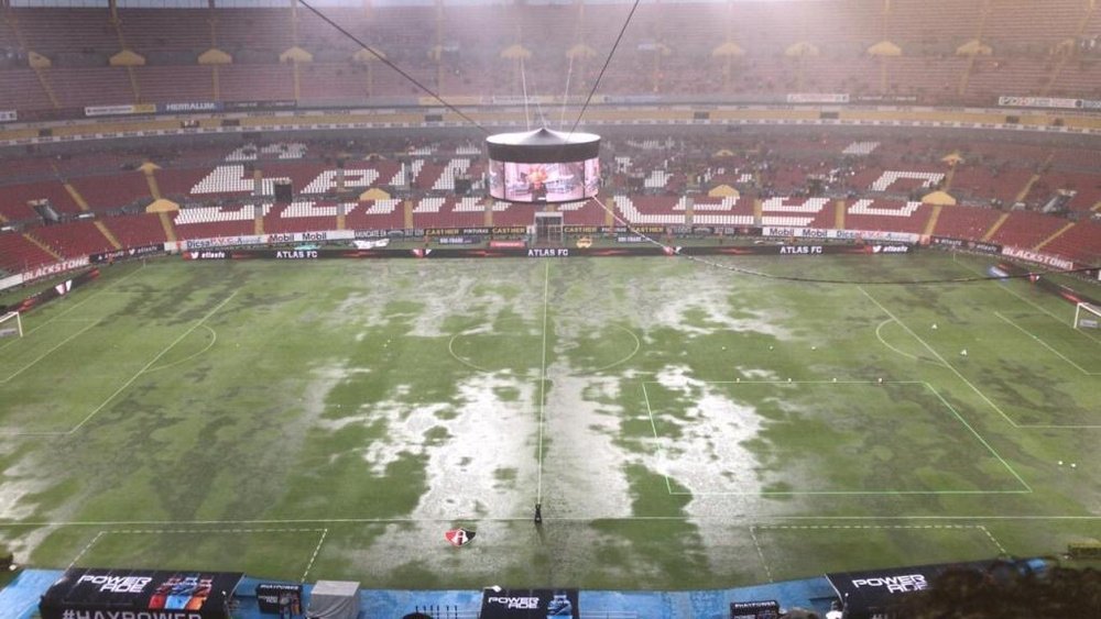 El Estadio Jalisco quedó impracticable por las intensas lluvias. Captura/UnivisionDeportes