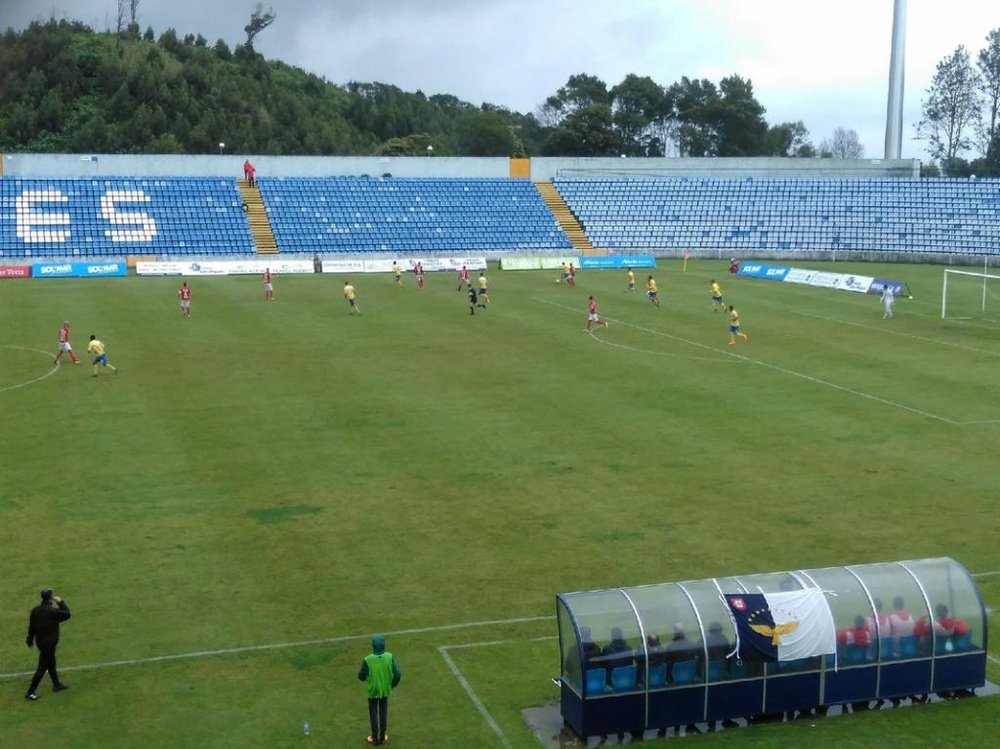 Las líneas del estadio Sao Miguel se borraron a causa de la lluvia. SantaClara