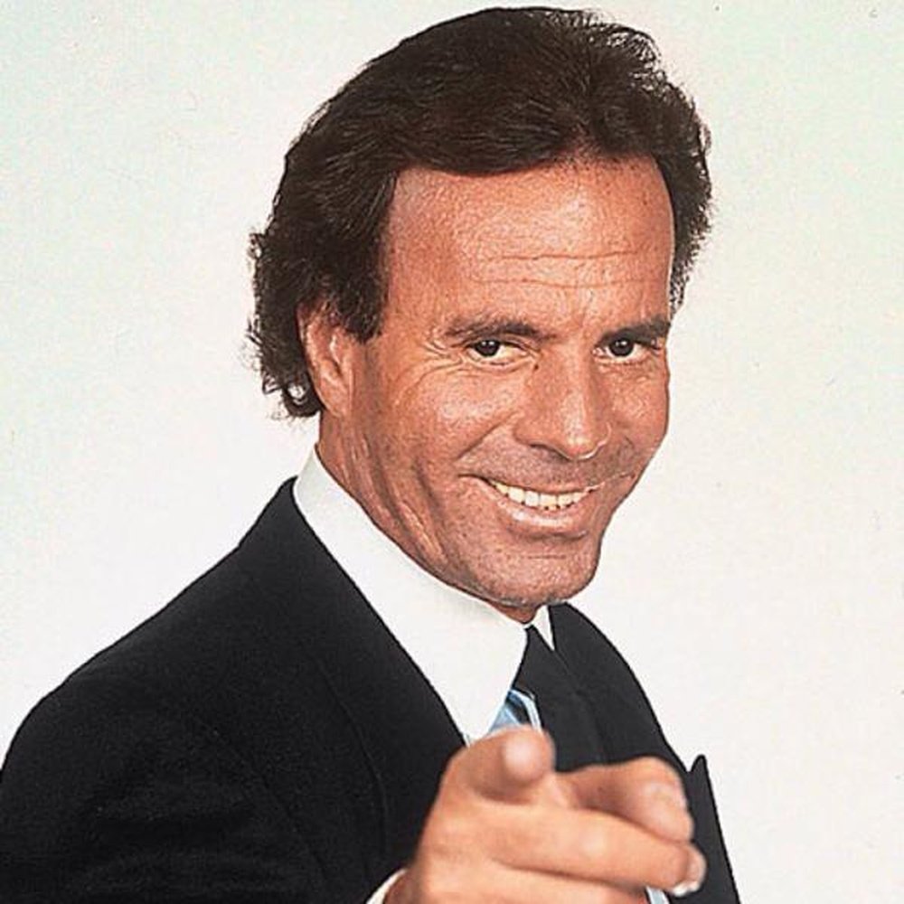El cantante Julio Iglesias muestra su admiración por el futbolista Cristiano Ronaldo. Twitter