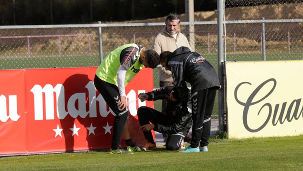 El canterano del Real Valladolid, Cristian Moreno, es atendido tras producirse un esguince de rodilla durante un entrenamiento. RealValladolid