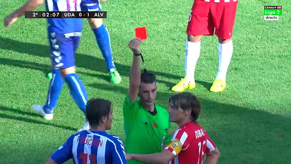 El capitán del Almería, Sebastián Dubarbier, ve la tarjeta roja en el encuentro que les enfrentaba al Alavés. Twitter