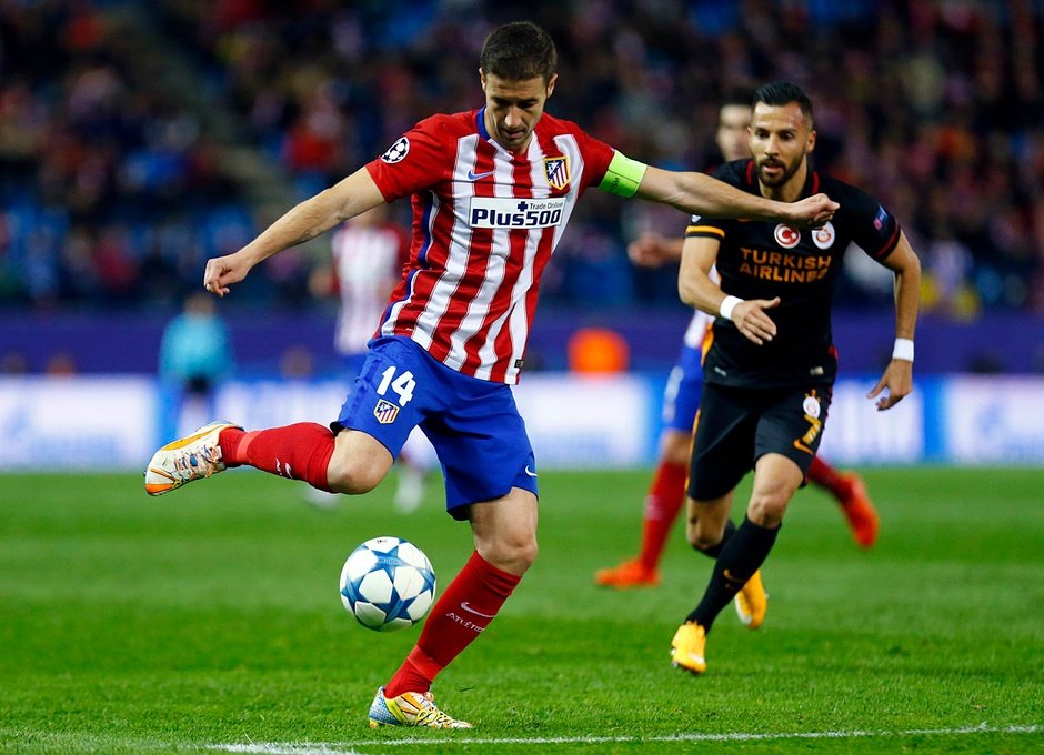 El capitán del Atlético, Gabi, se dispone a golpear el balón en el partido de Champions ante el Galatasaray. ClubAtleticoDeMadrid
