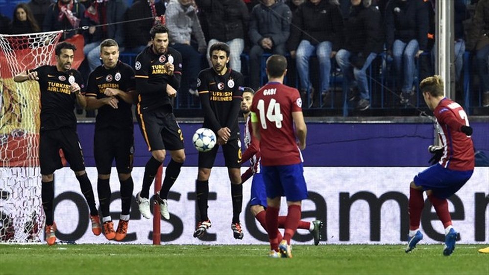 El capitán del Atlético de Madrid, Gabi, frente al balón en una falta finalmente ejecutada por Antoine Griezmann. UEFA