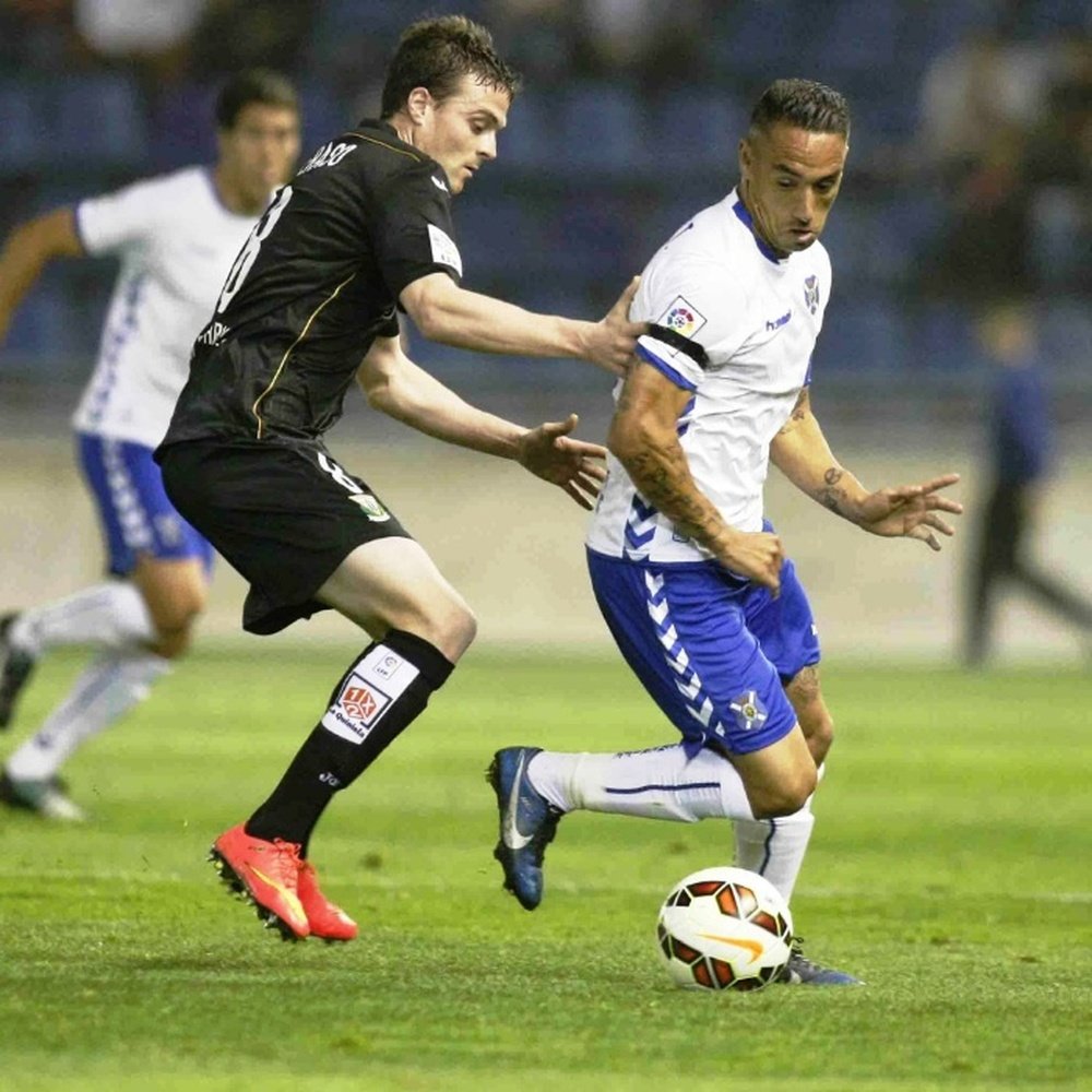 El capitán del Tenerife Suso Santana disputa un balón en un partido. CDTenerife
