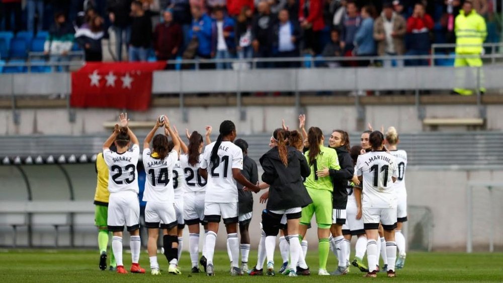 Sócios do Real Madrid aprovam fusão com time feminino. Twitter/CD_Tacon