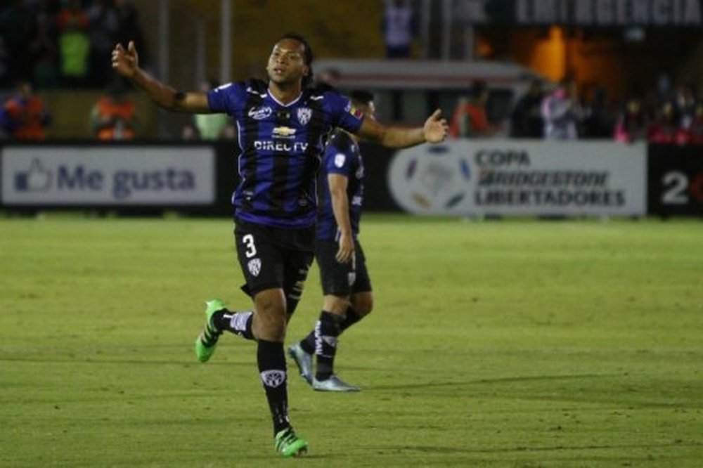 Arturo Mina quiere despedirse de Independiente con un gran triunfo. AFP