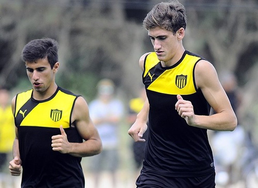 El central uruguayo de Peñarol Santiago Bueno (d), en un entrenamiento con el equipo aurinegro. Penarol