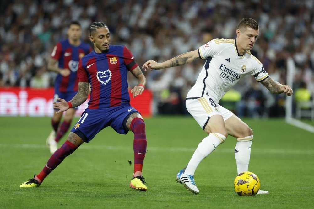 Raphinha was upset after being substituted in Barca's match against Valencia. EFE