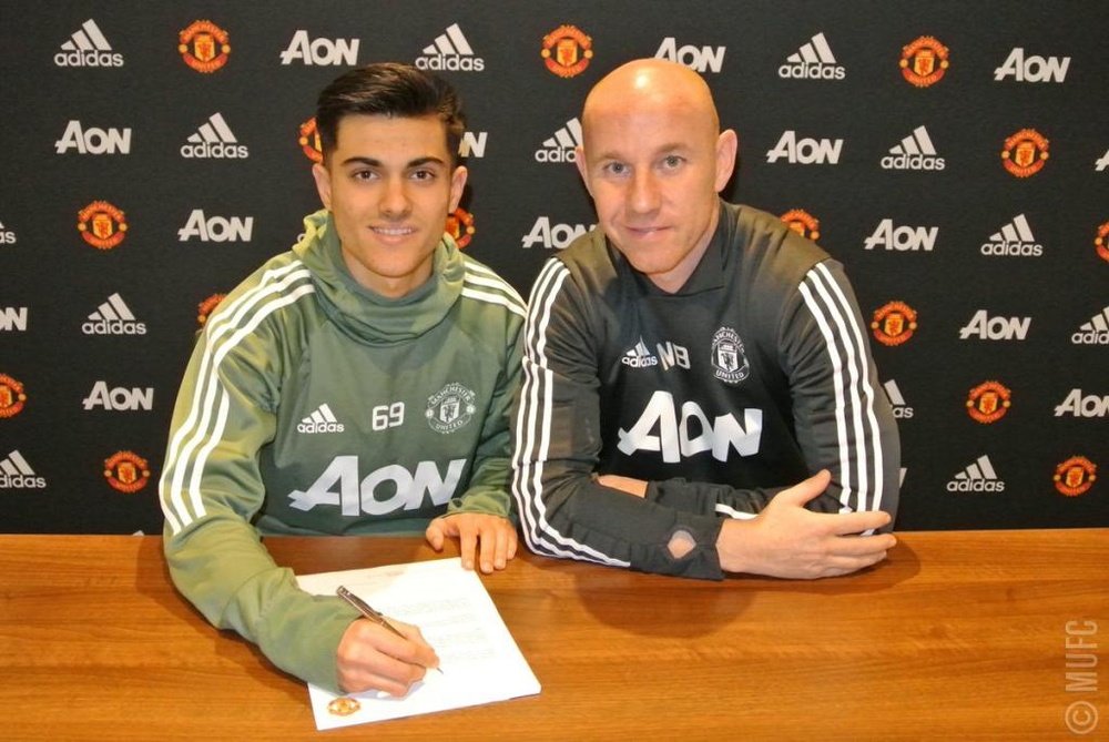 Arnau Puigmal a signé son premier contrat pro avec les 'Red Devils'. ManchesterUnited