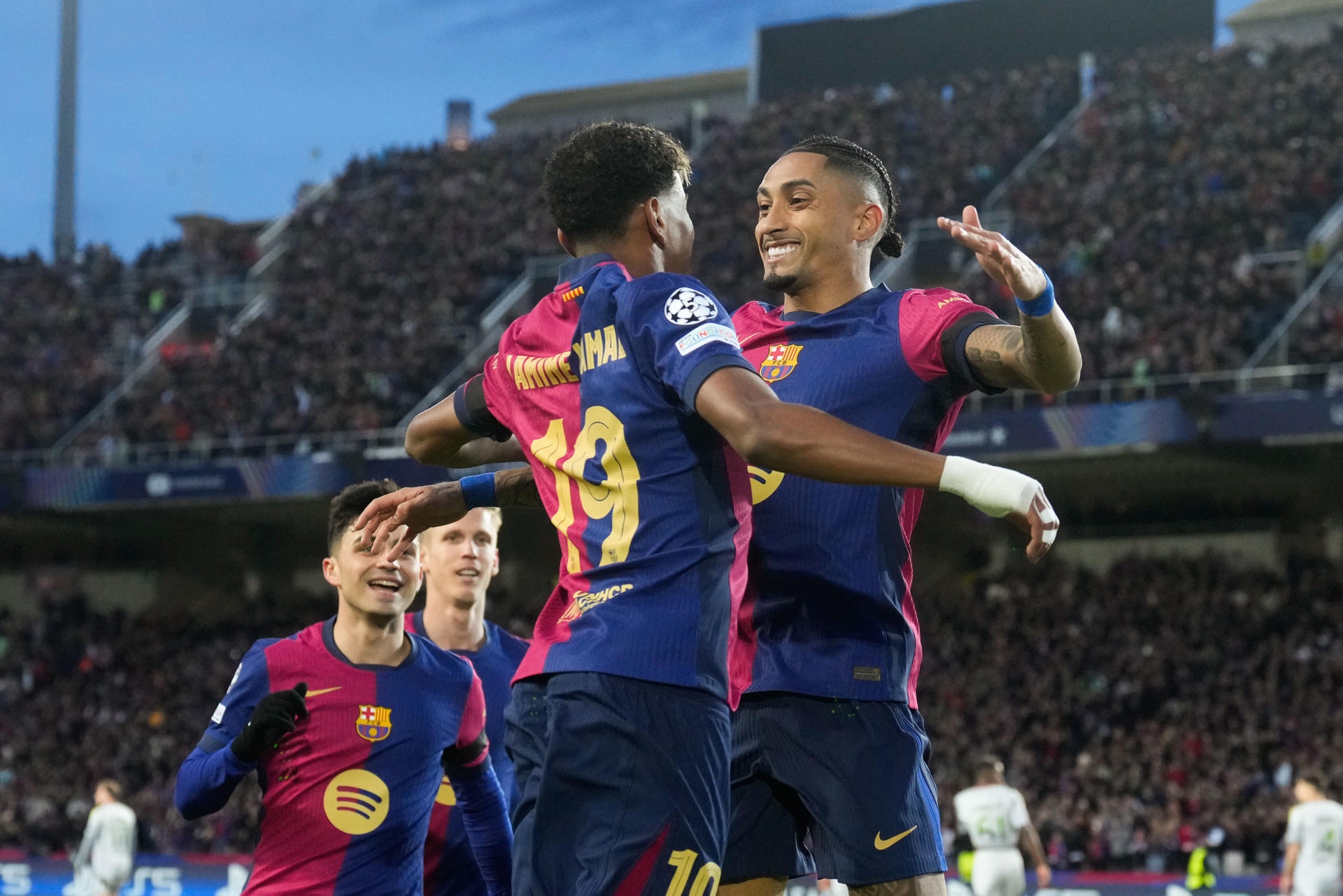 Com doblete de Raphinha, o Barça voa para as quartas da Champions