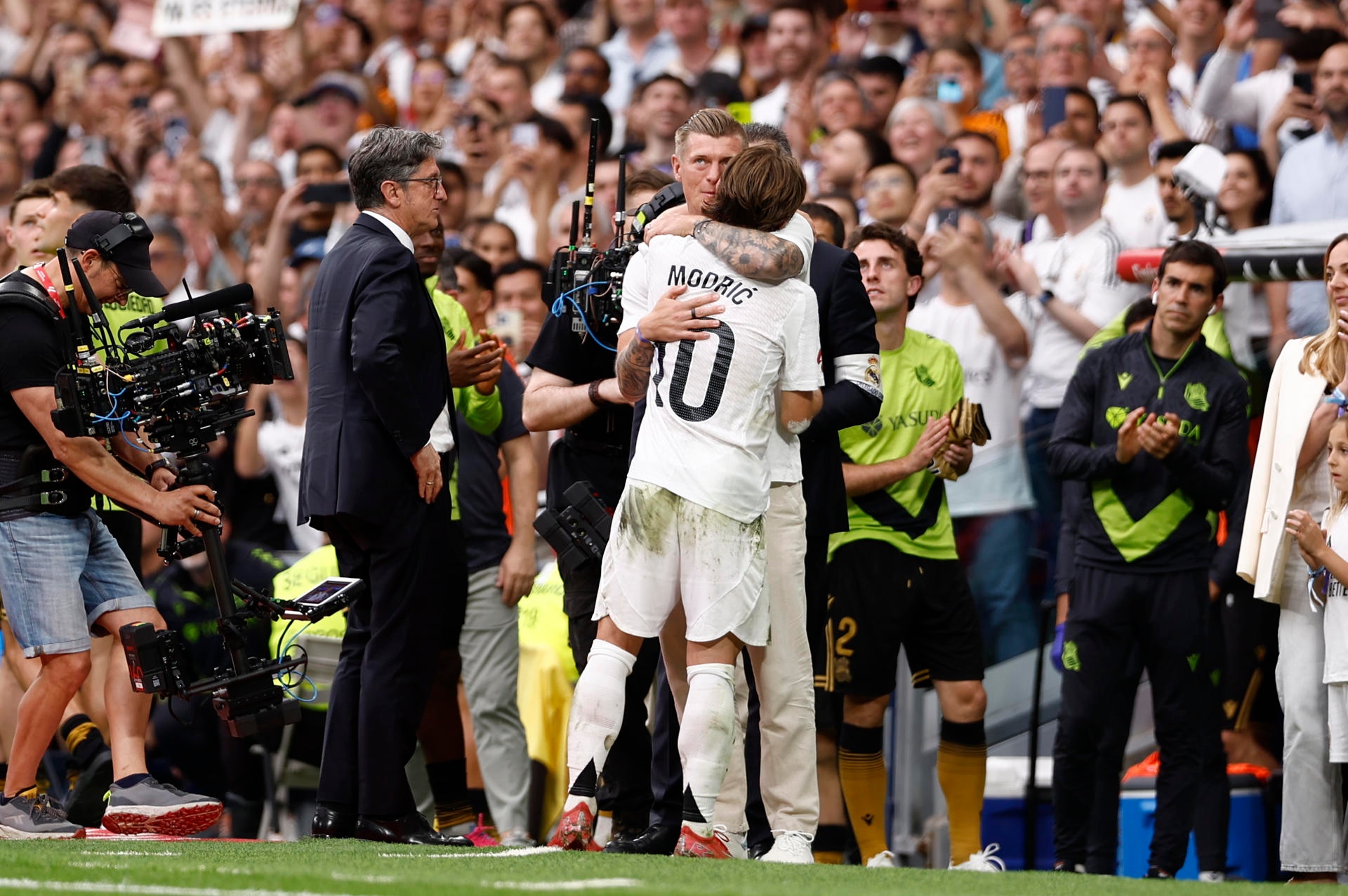 Despedida emocionante de Modric: bandeirão, corredor de honra e abraço final com Kroos. EFE