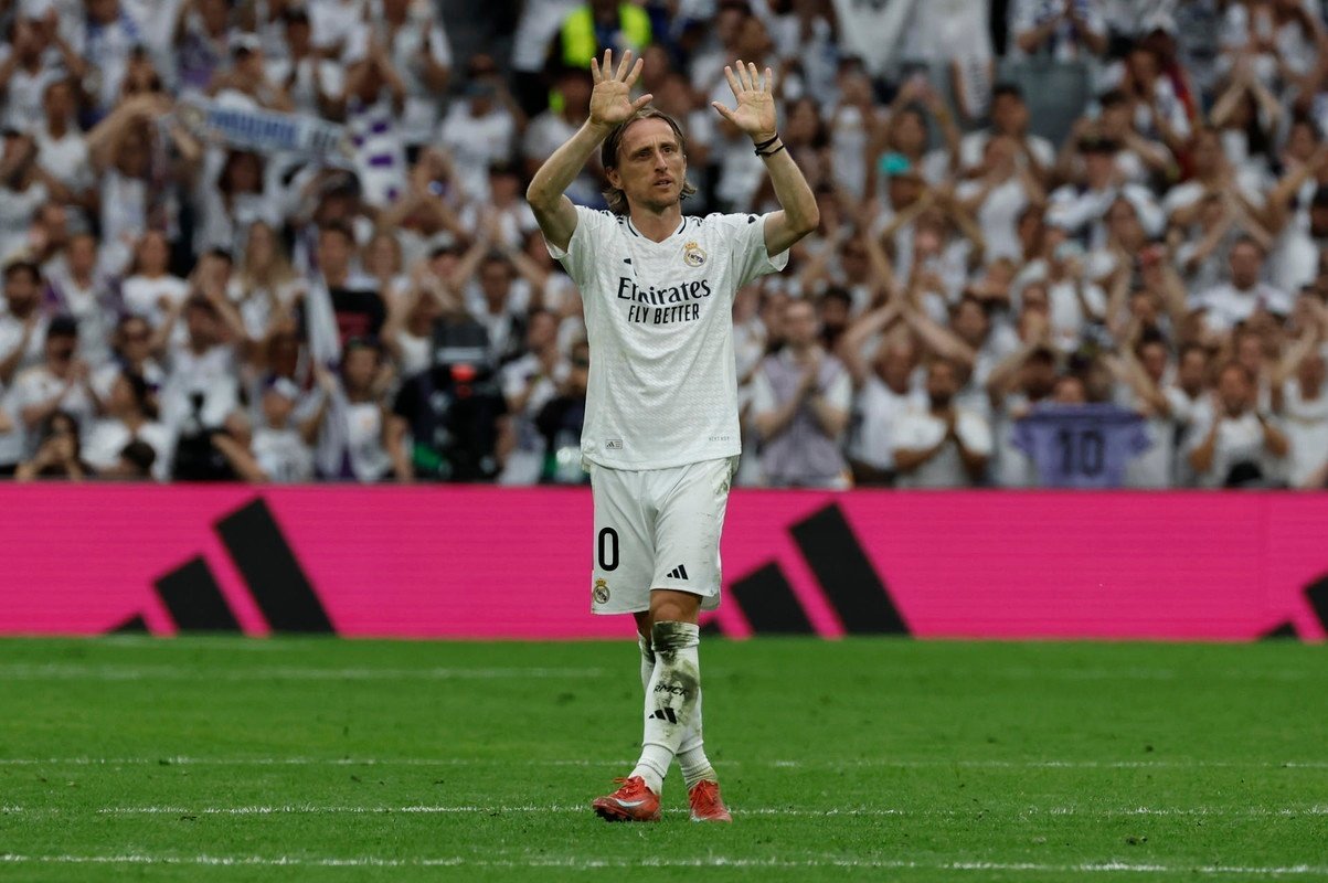 El Real Madrid venció a la Real Sociedad por 2-0, pero el resultado fue lo de menos salvo el doblete de Kylian Mbappé, que le deja muy cerca de la Bota de Oro. Los grandes protagonistas fueron Luka Modric, despedido por todo lo alto, y Carlo Ancelotti.