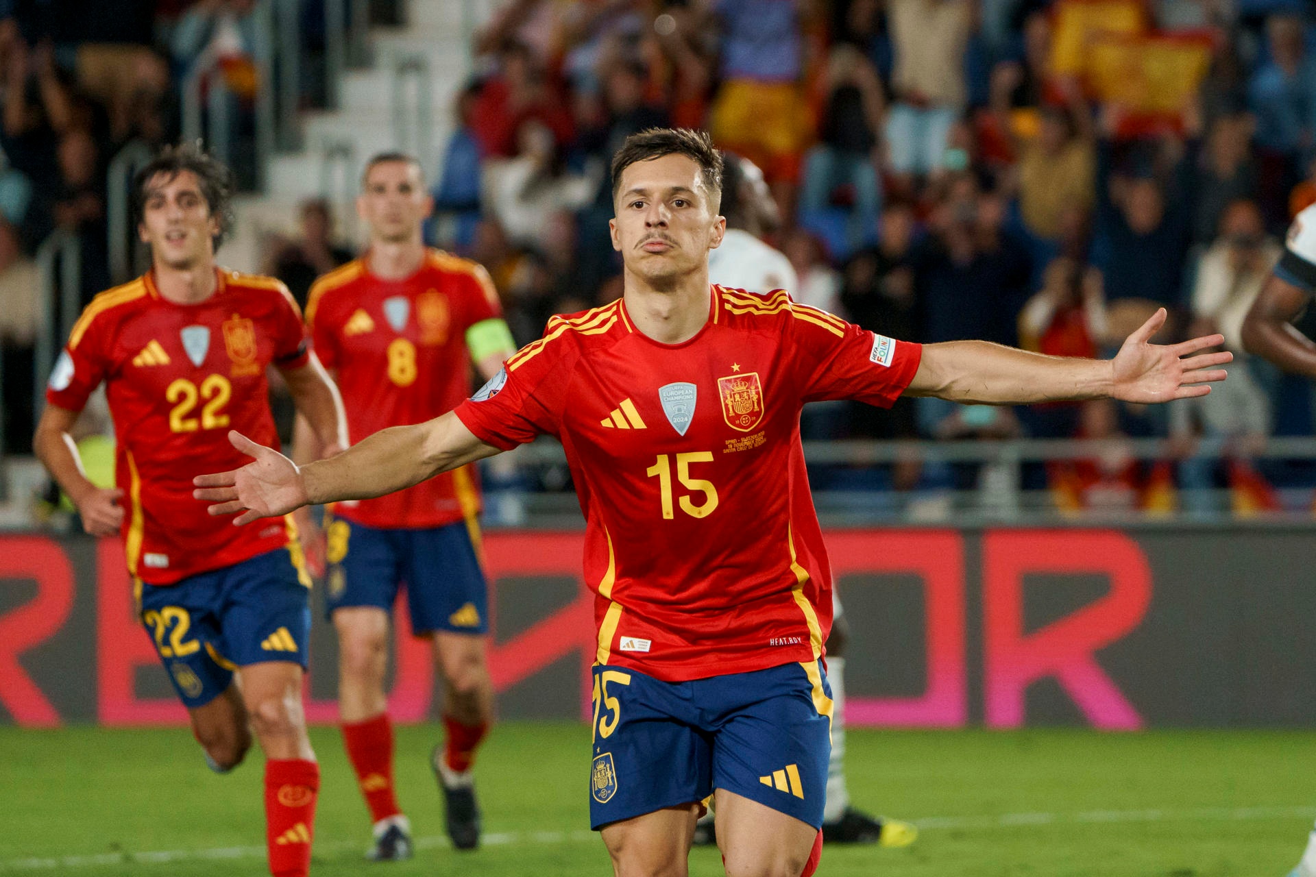 España se despidió de la fase de grupos de la Liga de Naciones con una victoria frente a Suiza (3-2) e invicta. Fue un partido donde 'la Roja' fue protagonista de principio a fin y donde no necesitó ir al 100% para lograr el objetivo, aunque con un triunfo conseguido en el 93' y de penalti. Luis de la Fuente hizo muchas rotaciones y los menos habituales cumplieron con creces en un equipo nacional en el que cada vez está más caro jugar.