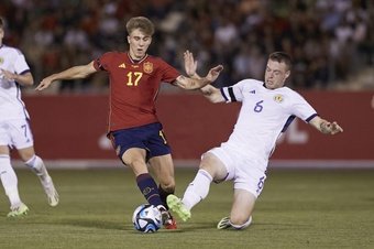 La Selección Española consiguió la victoria frente a Escocia gracias a un solitario tanto de Turrientes en el minuto 83 del partido. El partido pasó por varias fases e incluso se pudo decantar para cualquiera de los dos lados. Sin embargo, 'la Rojita' tiró de fe y fue un martillo percutor sobre la portería rival. Un cabezazo del jugador de la Real Sociedad puso fin a una resistencia que duró casi 90 minutos.