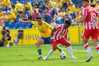 El árbitro del Almería-Villarreal denunció la actitud y los insultos de Ramazani. EFE