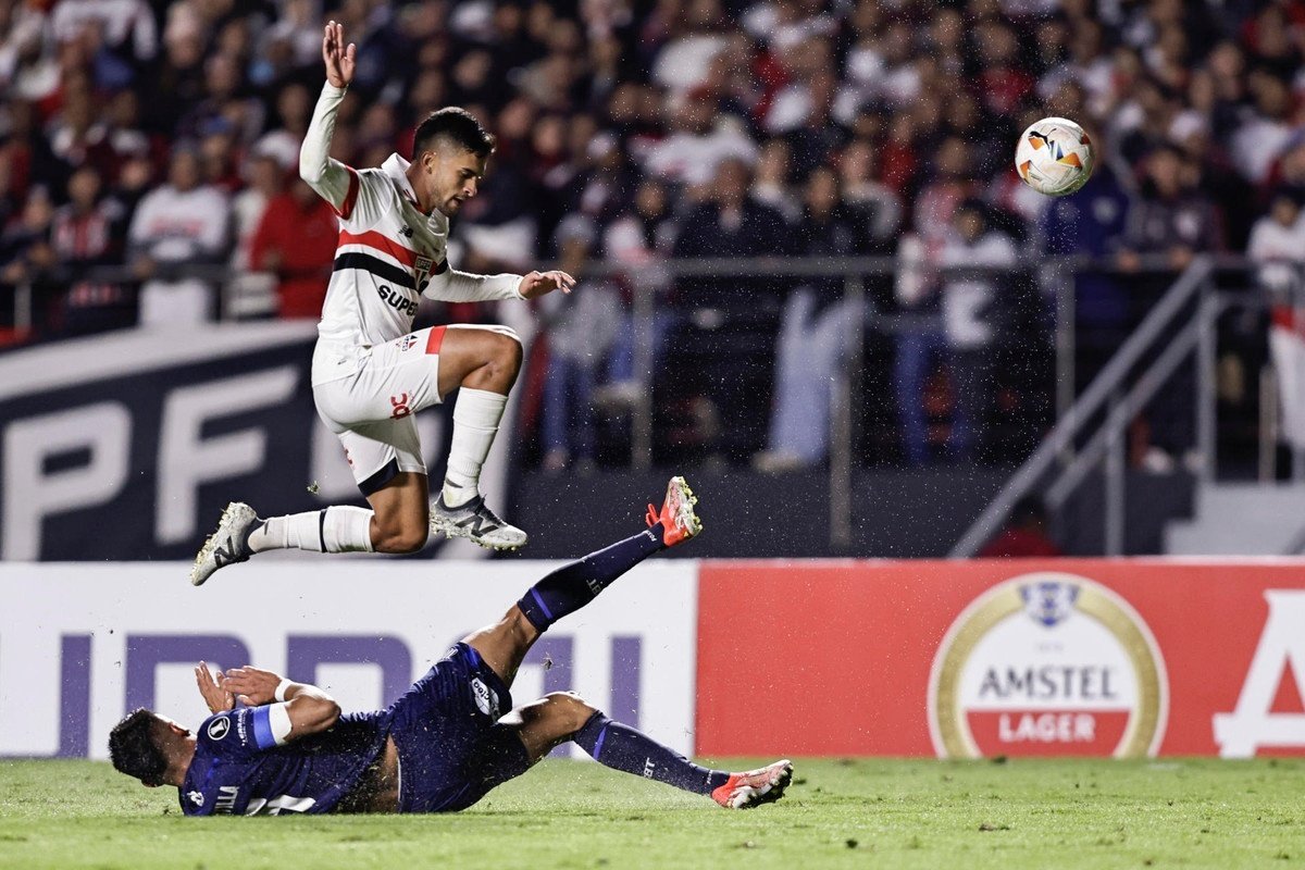 O São Paulo superou o Talleres nesta quarta-feira, por 2 a 0, com um gol de pênalti de Lucas Moura e um belo chute de fora da área de Luciano, em um jogo quente e com polêmica de arbitragem, que permitiu ao time avançar para as oitavas de final da Copa Libertadores como primeiro do Grupo B.