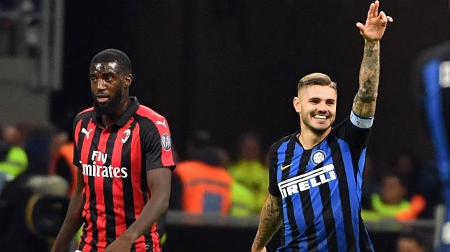 Tiemoue Bakayoko (L) has endured a torrid time in Milan. EFE